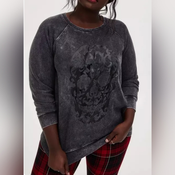 Torrid Black Mineral Wash Skull Raglan Fleece Sweatshirt Women's Plus Size 1X - Picture 1 of 7